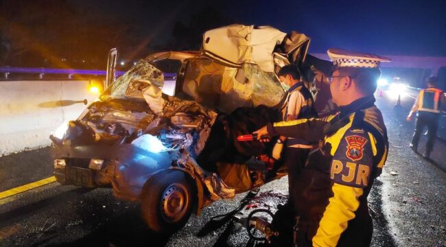 RINGSEK: Kondisi kendaraan rusak parah usai alami kecelakaan di Tol Gempol-Pasuruan. (foto: Moh. Rois)
