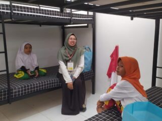 SEKOLAH RAKYAT: Salah satu Guru SR Jember bersama siswa di kamar tidur asrama SR Jember. (Foto: M. Abd Rozaq Mubarok).