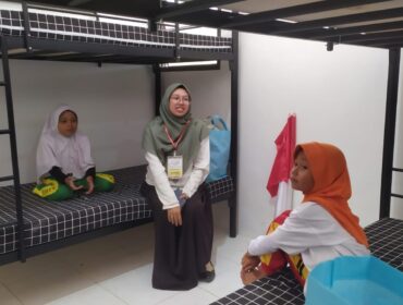 SEKOLAH RAKYAT: Salah satu Guru SR Jember bersama siswa di kamar tidur asrama SR Jember. (Foto: M. Abd Rozaq Mubarok).
