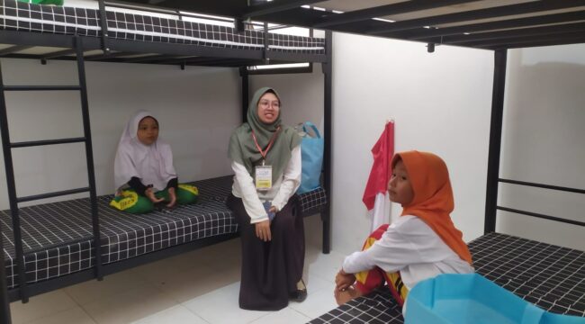 SEKOLAH RAKYAT: Salah satu Guru SR Jember bersama siswa di kamar tidur asrama SR Jember. (Foto: M. Abd Rozaq Mubarok).