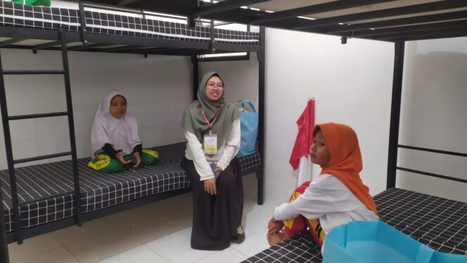 
					SEKOLAH RAKYAT: Salah satu Guru SR Jember bersama siswa di kamar tidur asrama SR Jember. (Foto: M. Abd Rozaq Mubarok).