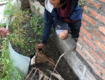 Pelaku FTW (36) menunjukkan lokasi penyembunyian pakaian dalam hasil curian kepada polisi.