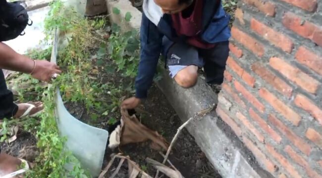 Pelaku FTW (36) menunjukkan lokasi penyembunyian pakaian dalam hasil curian kepada polisi.