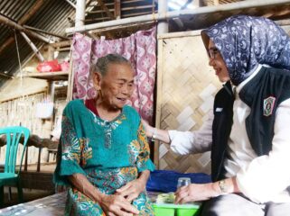 Bupati Indah saat mengunjungi Bu Tuwas. (Foto: Istimewa).