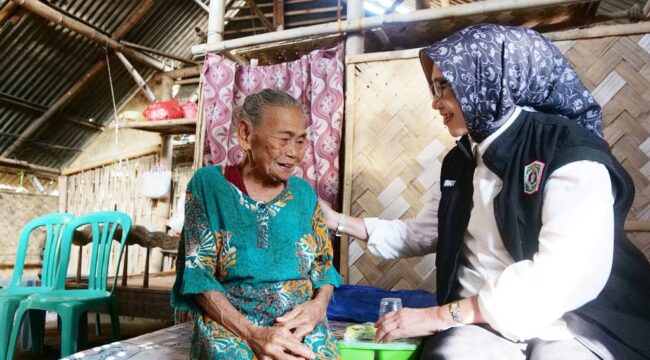 Bupati Indah saat mengunjungi Bu Tuwas. (Foto: Istimewa).