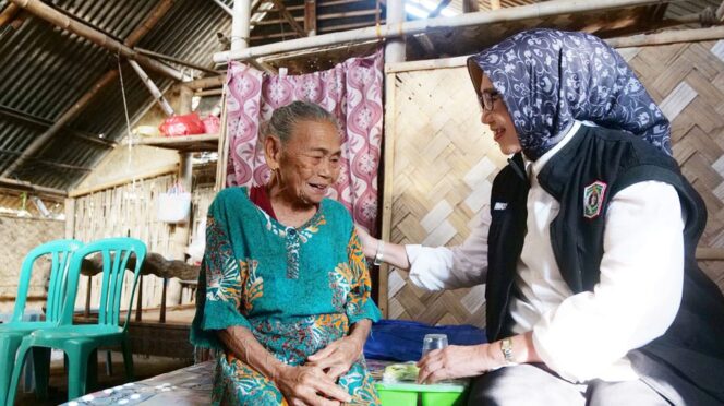 
					Bupati Indah saat mengunjungi Bu Tuwas. (Foto: Istimewa).
