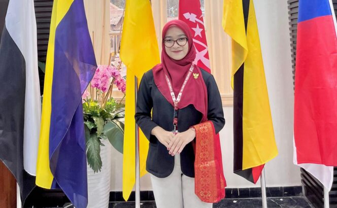 
					GO INTERNASIONAL: Roisatul Muttaqin Alalloh alias Ica, wakili Indonesia dalam ajang Internasional Youth Connection (IYC) Batch 2 yang berlangsung di Malaysia, Singapura dan Thailand. (foto: Haliza).