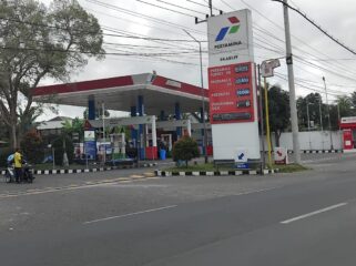NORMAL: SPBU di wilayah Jember sudah bisa menjual BBM secara normal setelah mendapat pasokan secara normal. (foto: M. Abd. Rozak Mubarok).
