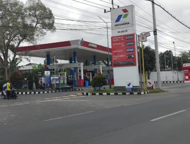 NORMAL: SPBU di wilayah Jember sudah bisa menjual BBM secara normal setelah mendapat pasokan secara normal. (foto: M. Abd. Rozak Mubarok).
