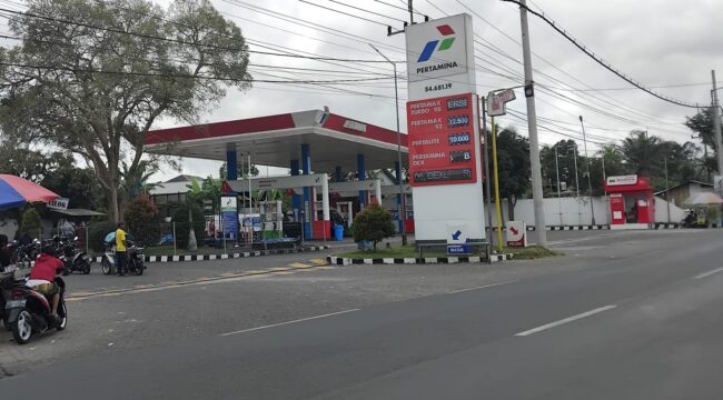 NORMAL: SPBU di wilayah Jember sudah bisa menjual BBM secara normal setelah mendapat pasokan secara normal. (foto: M. Abd. Rozak Mubarok).
