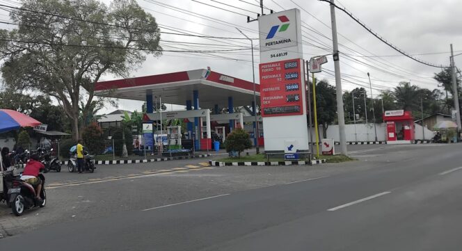 
					NORMAL: SPBU di wilayah Jember sudah bisa menjual BBM secara normal setelah mendapat pasokan secara normal. (foto: M. Abd. Rozak Mubarok).
