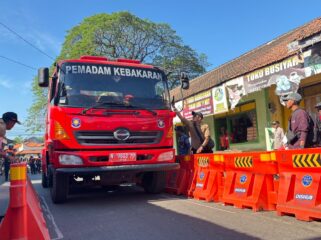 CEK: Bupati Probolinggo (mengemudikan damkae) saat mengecek pembanguna portal jalan Tambarejo - Lumbang. (foto: Moch. Rochim)