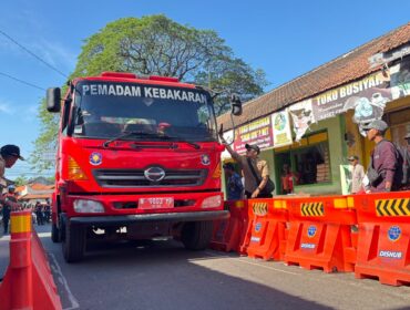 CEK: Bupati Probolinggo (mengemudikan damkae) saat mengecek pembanguna portal jalan Tambarejo - Lumbang. (foto: Moch. Rochim)