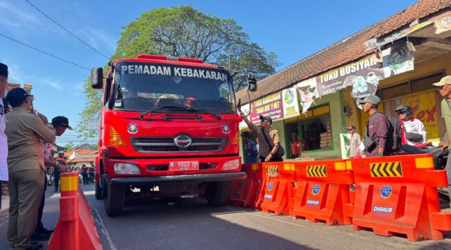 CEK: Bupati Probolinggo (mengemudikan damkae) saat mengecek pembanguna portal jalan Tambarejo - Lumbang. (foto: Moch. Rochim)