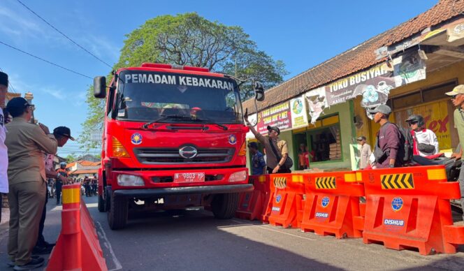 
					CEK: Bupati Probolinggo (mengemudikan damkae) saat mengecek pembanguna portal jalan Tambarejo - Lumbang. (foto: Moch. Rochim)