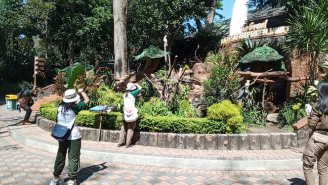 
					Sejumlah peserta IAPVC 2025 membidik momen satwa di kawasan Taman Safari Prigen, Pasuruan.