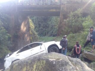 TERJUN: Kondisi Toyota Fortuner pasca terjun ke sungai di jalur wisata Bromo, Desa Pakel, Kec. Sukapura, Kab. Probolinggo. (foto: Hafiz Rozani).