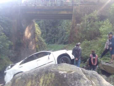 TERJUN: Kondisi Toyota Fortuner pasca terjun ke sungai di jalur wisata Bromo, Desa Pakel, Kec. Sukapura, Kab. Probolinggo. (foto: Hafiz Rozani).