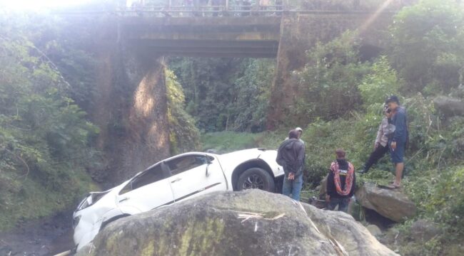 TERJUN: Kondisi Toyota Fortuner pasca terjun ke sungai di jalur wisata Bromo, Desa Pakel, Kec. Sukapura, Kab. Probolinggo. (foto: Hafiz Rozani).