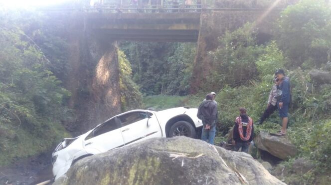
					TERJUN: Kondisi Toyota Fortuner pasca terjun ke sungai di jalur wisata Bromo, Desa Pakel, Kec. Sukapura, Kab. Probolinggo. (foto: Hafiz Rozani).