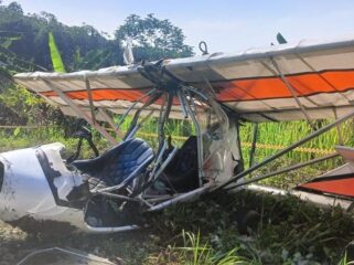JATUH: Kondisi Pesawat latih milik FASI (Federasi Aerosport Seluruh Indonesia) pasca jatuh di Ciampea, Bogor, Jawa Barat, Minggu (3/8/25) siang. (foto: istimewa).
