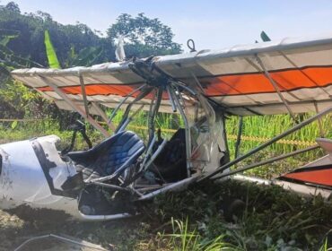 JATUH: Kondisi Pesawat latih milik FASI (Federasi Aerosport Seluruh Indonesia) pasca jatuh di Ciampea, Bogor, Jawa Barat, Minggu (3/8/25) siang. (foto: istimewa).
