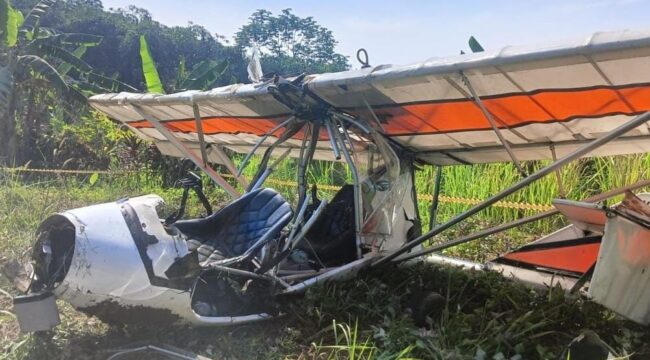 JATUH: Kondisi Pesawat latih milik FASI (Federasi Aerosport Seluruh Indonesia) pasca jatuh di Ciampea, Bogor, Jawa Barat, Minggu (3/8/25) siang. (foto: istimewa).
