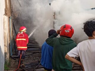 Gudang produksi mebel di Winongan, Kabupaten Pasuruan terbakar. Penyebab kebakaran belum diketahui. (Foto: Moh. Rois)
