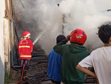 Gudang produksi mebel di Winongan, Kabupaten Pasuruan terbakar. Penyebab kebakaran belum diketahui. (Foto: Moh. Rois)
