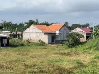Sebagian besar lahan yang dulunya menjadi badan sungai kini telah berubah menjadi petak-petak tanah kavling, siap dijual dan dibangun rumah. (Foto: Asmadi).
