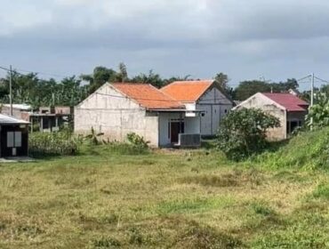 Sebagian besar lahan yang dulunya menjadi badan sungai kini telah berubah menjadi petak-petak tanah kavling, siap dijual dan dibangun rumah. (Foto: Asmadi).
