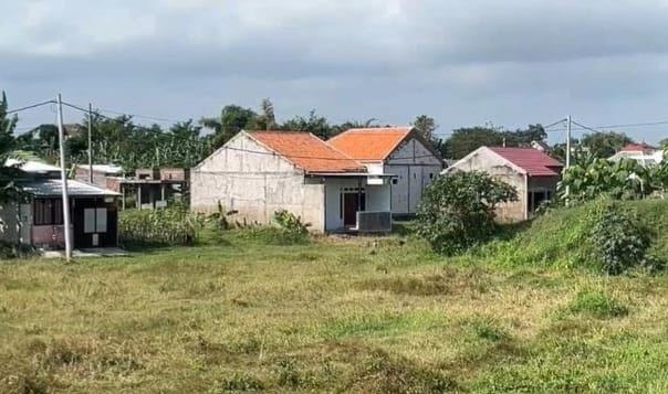 Sebagian besar lahan yang dulunya menjadi badan sungai kini telah berubah menjadi petak-petak tanah kavling, siap dijual dan dibangun rumah. (Foto: Asmadi).
