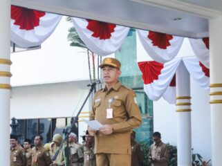 Sekretaris Daerah Kabupaten Kabupaten Lumajang, Agus Triyono memberikan amanat dalam upacara bendera,  Senin. (Foto: Asmadi).