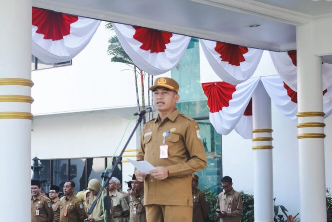 
					Sekretaris Daerah Kabupaten Kabupaten Lumajang, Agus Triyono memberikan amanat dalam upacara bendera,  Senin. (Foto: Asmadi).
