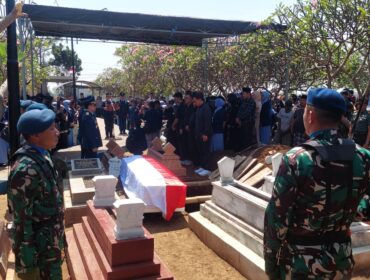 Prosesi pemakaman Marsda TNI Anumerta Fajar Adriyanto di TPU Monyetan, Kelurahan Pohsangit Kidul, Kota Probolinggo. 