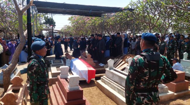 Prosesi pemakaman Marsda TNI Anumerta Fajar Adriyanto di TPU Monyetan, Kelurahan Pohsangit Kidul, Kota Probolinggo. 