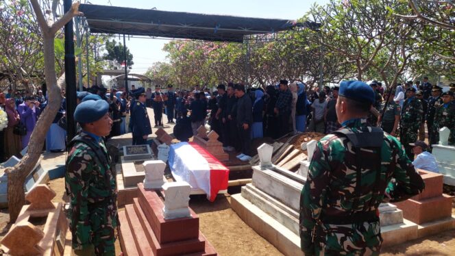 
					Prosesi pemakaman Marsda TNI Anumerta Fajar Adriyanto di TPU Monyetan, Kelurahan Pohsangit Kidul, Kota Probolinggo. 