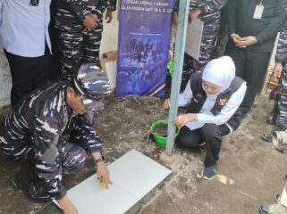 Gubernur Khofifah Indar Parawansa saat secara simbolis meresmikan dimulainya Rutilahu 2025 di Desa Randutatah, Kecamatan Paiton, Senin (4/8/25).
