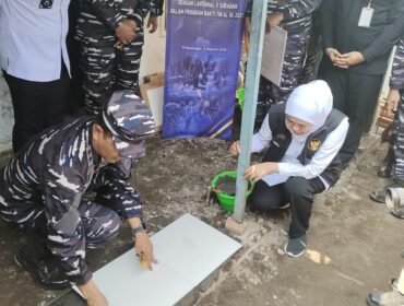 Gubernur Khofifah Indar Parawansa saat secara simbolis meresmikan dimulainya Rutilahu 2025 di Desa Randutatah, Kecamatan Paiton, Senin (4/8/25).
