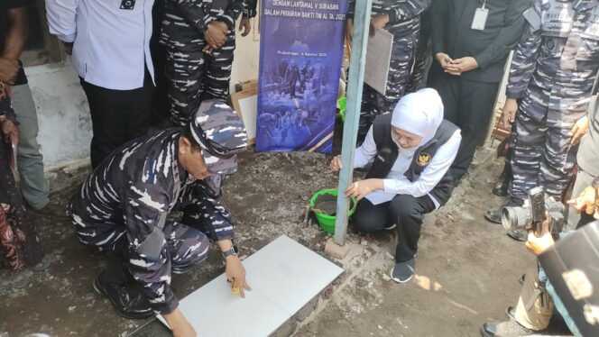 
					Gubernur Khofifah Indar Parawansa saat secara simbolis meresmikan dimulainya Rutilahu 2025 di Desa Randutatah, Kecamatan Paiton, Senin (4/8/25).
