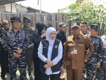 Gubernur Khofifah saat berada di Desa Randutatah, Kecamatan Paiton, Senin (4/8/25).