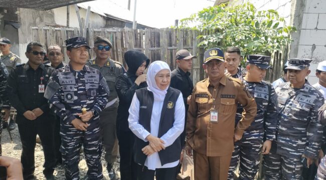 Gubernur Khofifah saat berada di Desa Randutatah, Kecamatan Paiton, Senin (4/8/25).