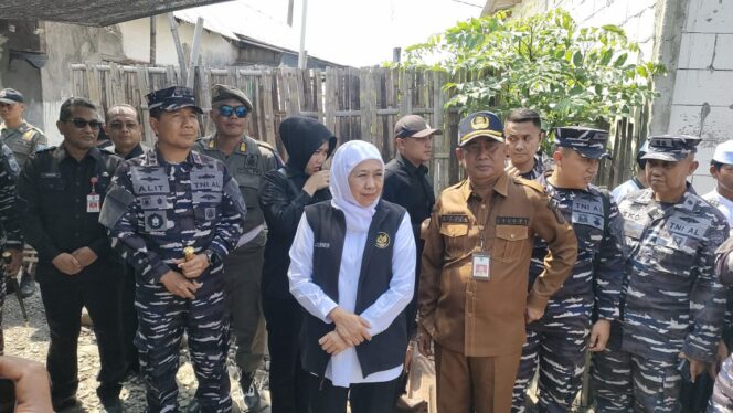 
					Gubernur Khofifah saat berada di Desa Randutatah, Kecamatan Paiton, Senin (4/8/25).