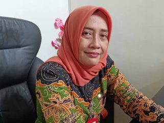 Kepala Dinkes P2KB Lumajang, dr. Rosyidah, menanggapi insiden meninggalnya seorang warga saat menyaksikan karnaval di Kecamatan Pasirian. (Foto: Asmadi)