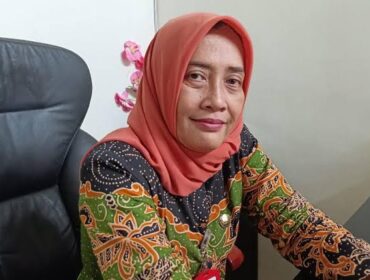 Kepala Dinkes P2KB Lumajang, dr. Rosyidah, menanggapi insiden meninggalnya seorang warga saat menyaksikan karnaval di Kecamatan Pasirian. (Foto: Asmadi)