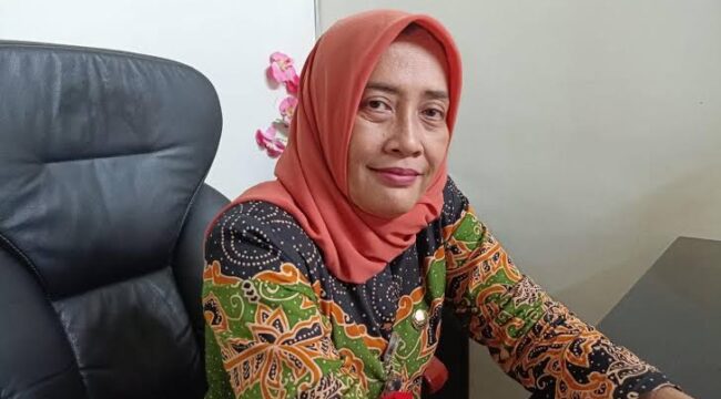 Kepala Dinkes P2KB Lumajang, dr. Rosyidah, menanggapi insiden meninggalnya seorang warga saat menyaksikan karnaval di Kecamatan Pasirian. (Foto: Asmadi)