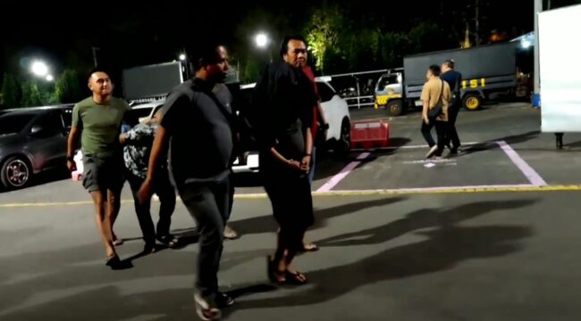 Penangkapan tersangka narkoba. 
