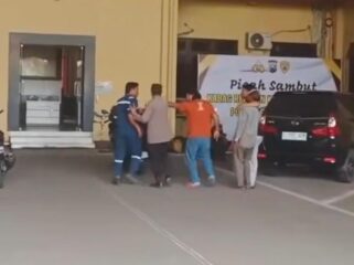 DITANGKAP: Terduga pelaku pencabulan, S (dua dari kanan) saat diamankan ke Mapolres Probolinggo. (foto: istimewa).