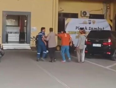 DITANGKAP: Terduga pelaku pencabulan, S (dua dari kanan) saat diamankan ke Mapolres Probolinggo. (foto: istimewa).
