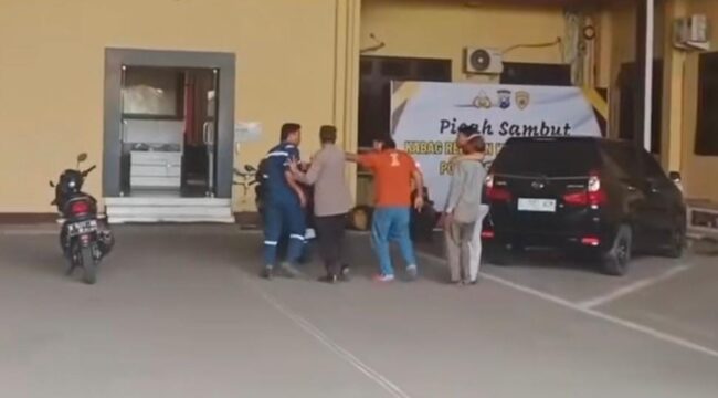 DITANGKAP: Terduga pelaku pencabulan, S (dua dari kanan) saat diamankan ke Mapolres Probolinggo. (foto: istimewa).
